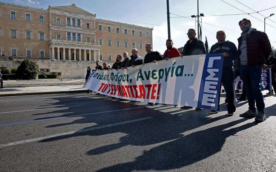 Οργή κατά της κυβέρνησης για το πολυνομοσχέδιο – Παραλύει σήμερα η χώρα από τις απεργίες – Εκβιάζουν οι δανειστές για τη δόση